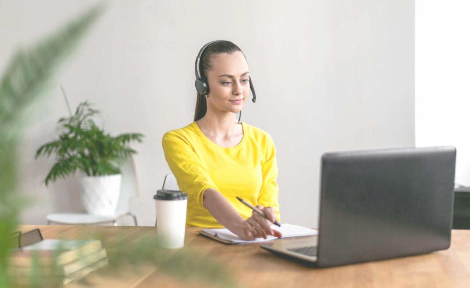 Profesional trabajando en estrategias financieras personalizadas con documentos y calculadora